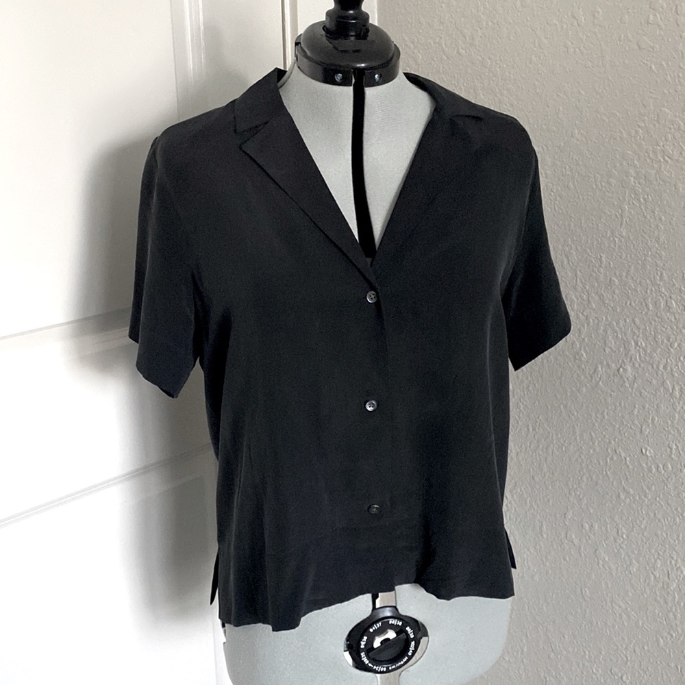 100% silk Everlane Button Down Short Sleeve Shirt in Black